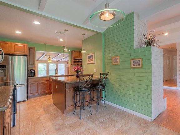 5th image of 818 N Arlington Ave