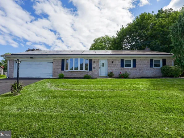 107 Broad St, Akron, PA 17501