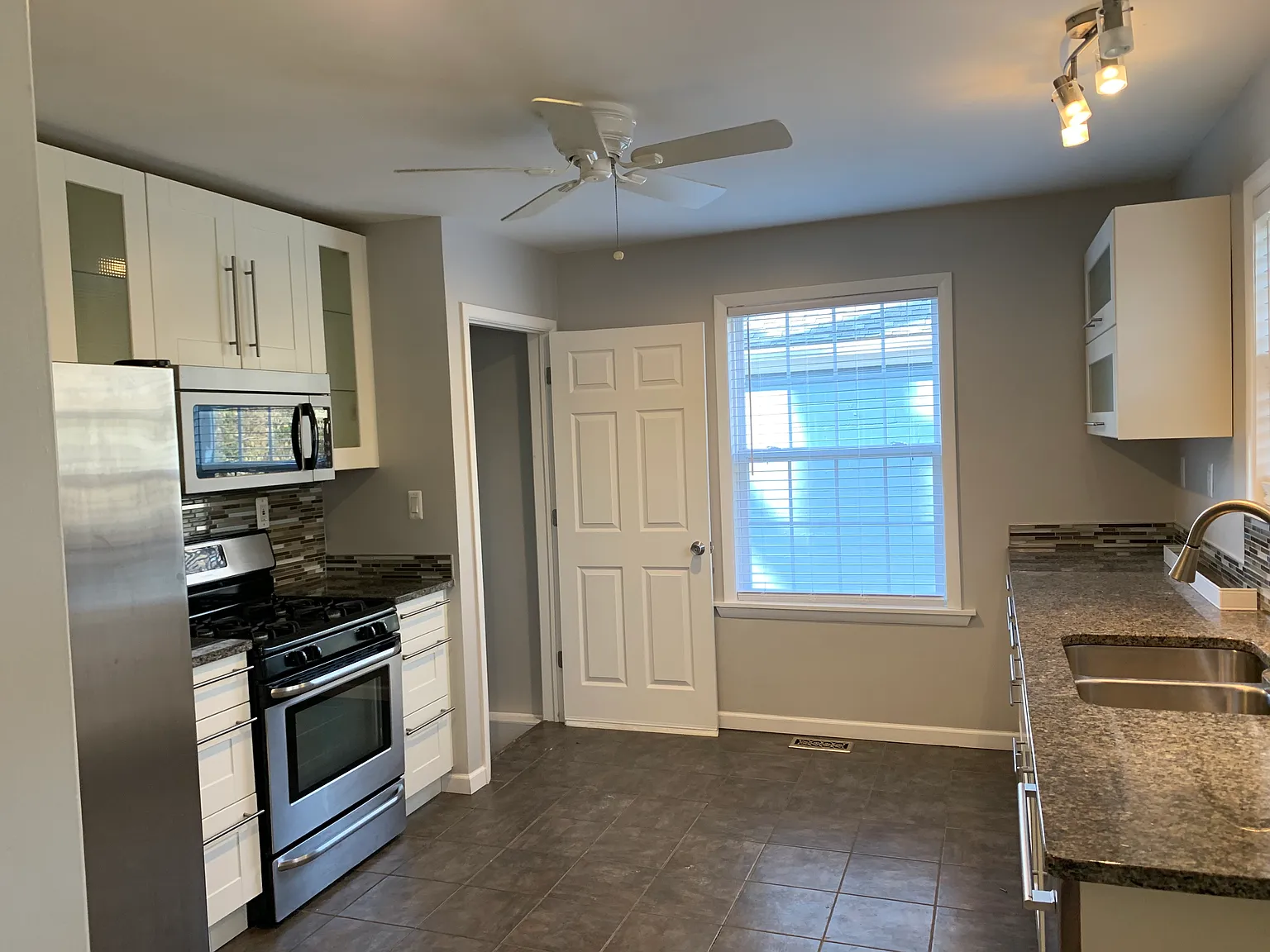 3 bed, 1093 sqft, $2,600 — Photo 4