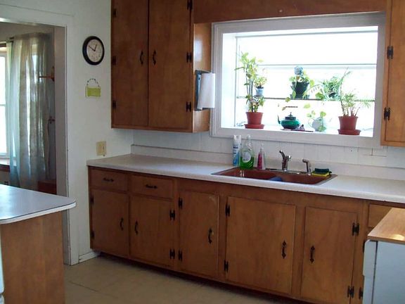 LARGE KITCHEN