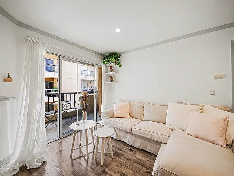 5530 Owensmouth Ave #210 — Photo 11