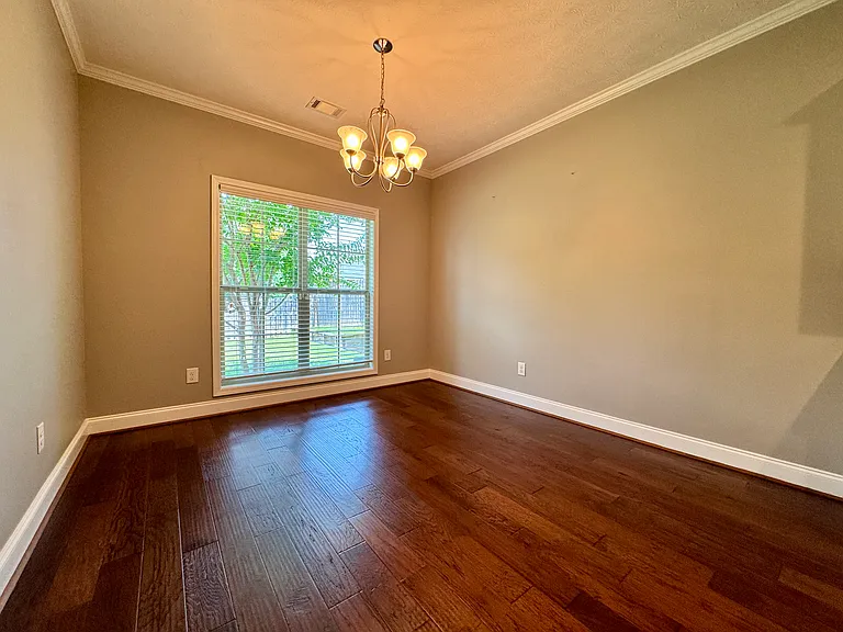 Dining Area - 10'11"x11'7"