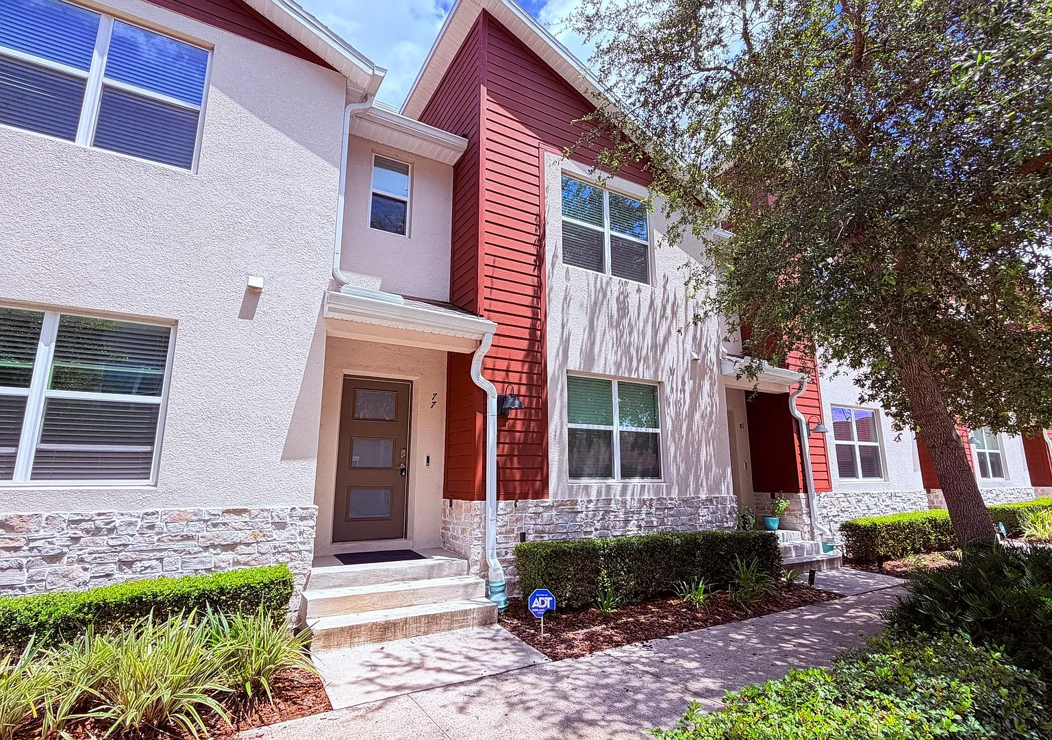 $1000 Off On First Month! Longwood Townhouse Available Now! — Photo 2