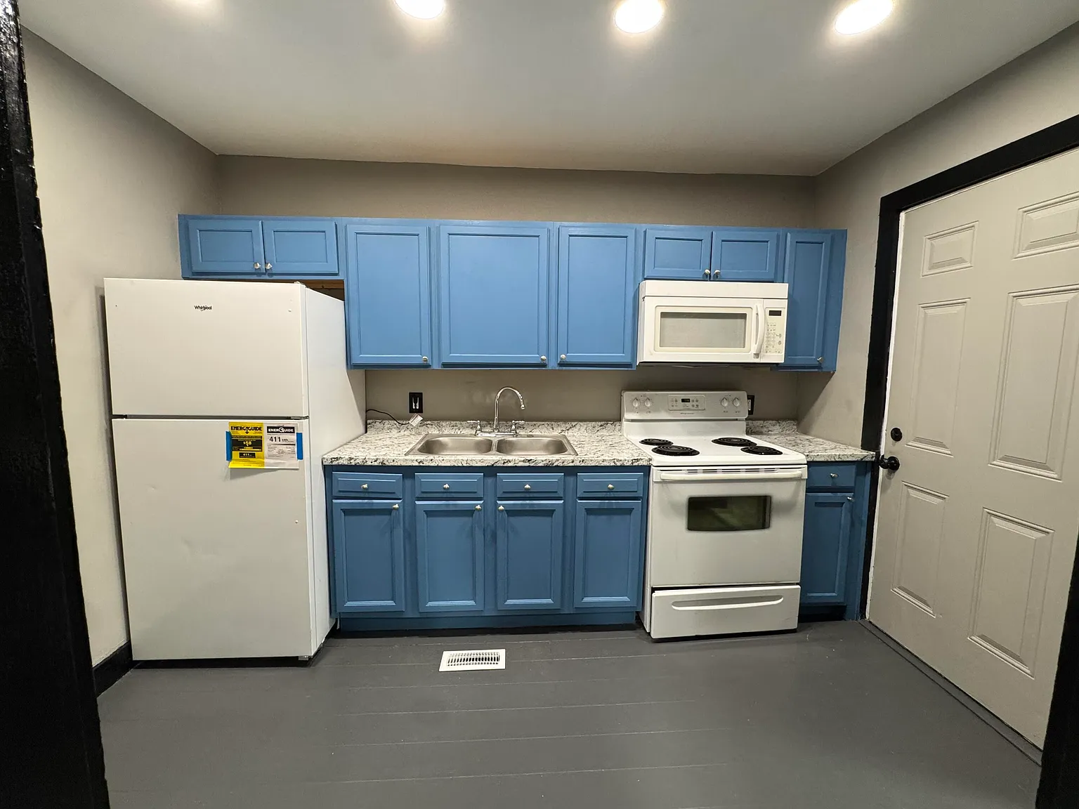 3 bed, 1.0 bath, 900 sqft, $1,950 — Photo 4