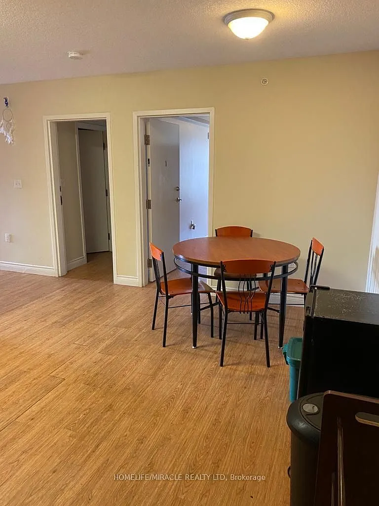 Building Photo - 392 Albert St #203