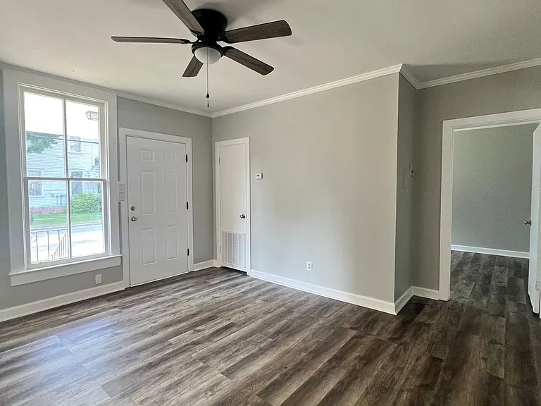 301 S College St — Photo 11
