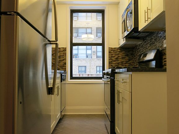 4th image of 90 Laurel Hill Ter APT 1F