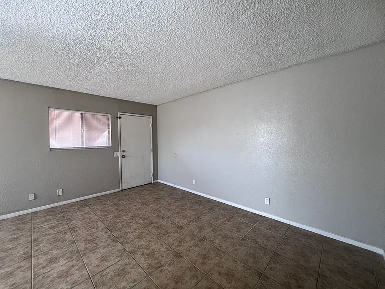 600 E 5th St #10 — Photo 4