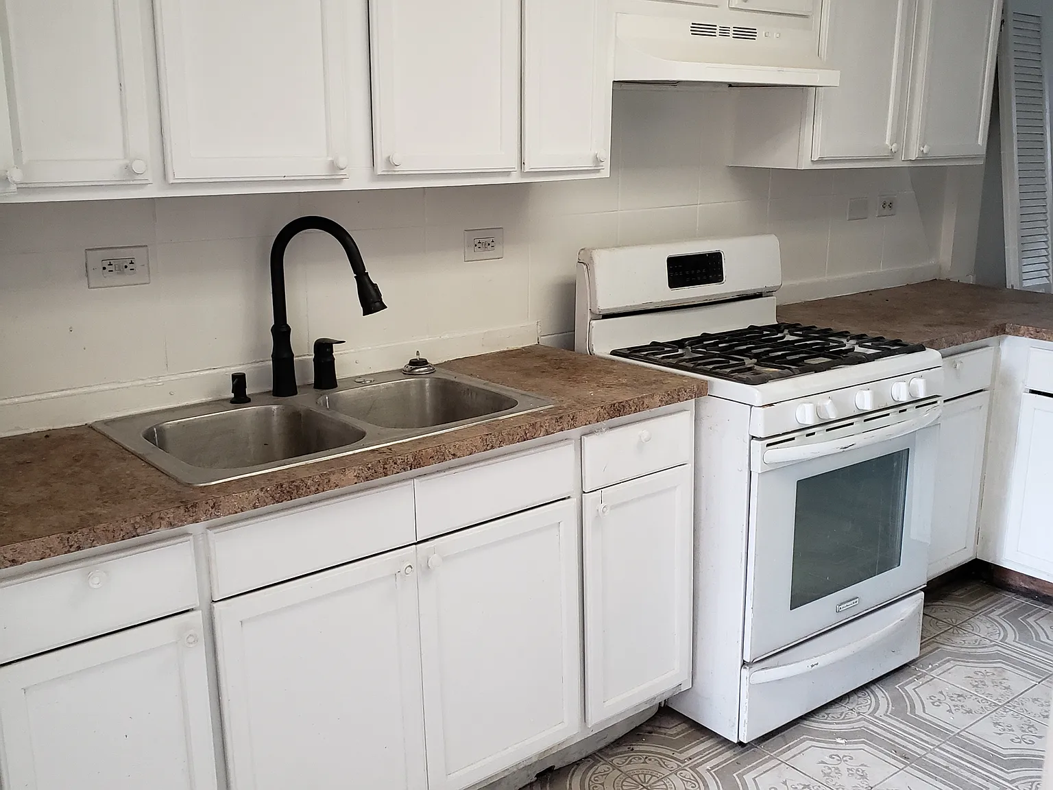 2 bed, 700 sqft, $900 — Photo 1