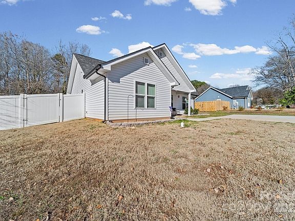 3rd image of 614 Wagner Cir