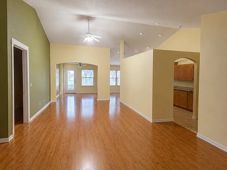 1750 N Valencia Dr — Photo 2
