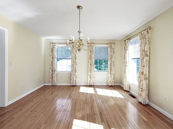 5th image of 22 Winter St