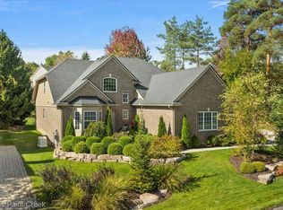 84 Greenan Ln, Lake Orion, MI