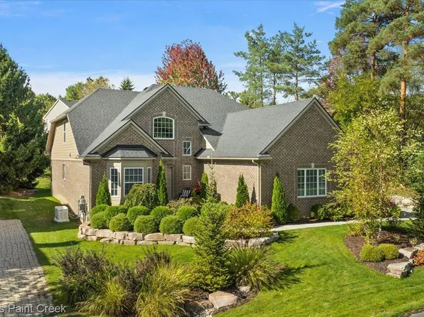 84 Greenan Ln, Lake Orion, MI 48362