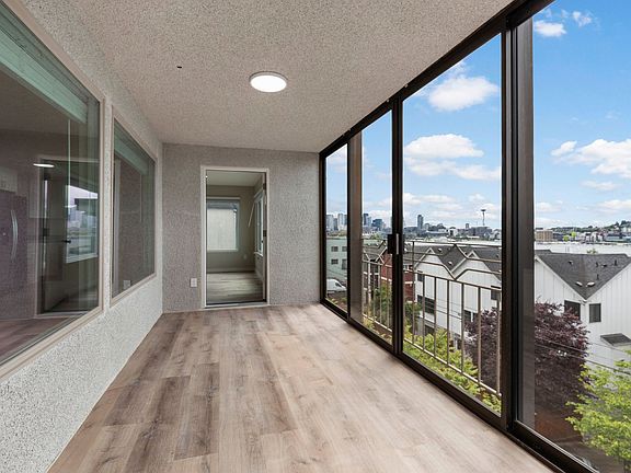 5th image of 2037 Franklin Ave E APT 401
