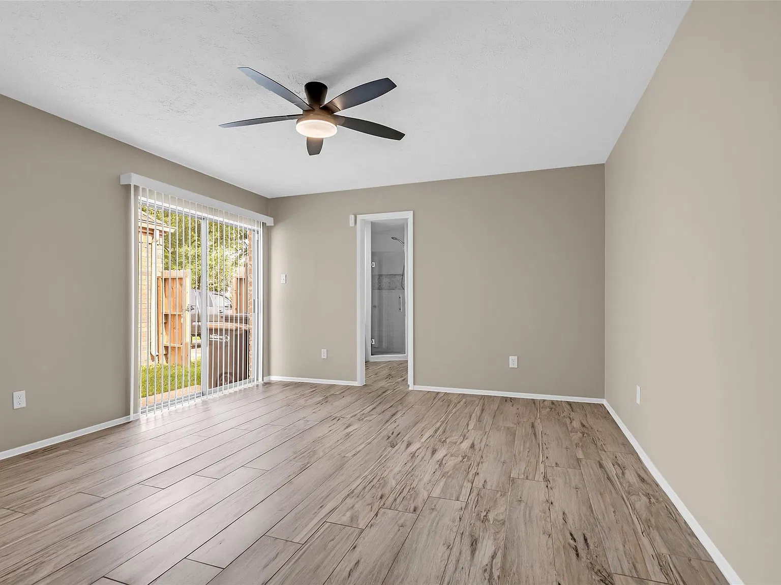 3 bed, 2.0 bath, 1601 sqft, $1,900 — Photo 3