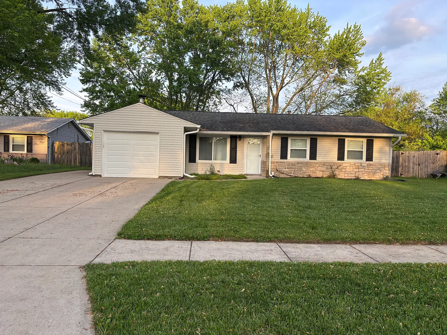 956 Stratford Pl photo 1