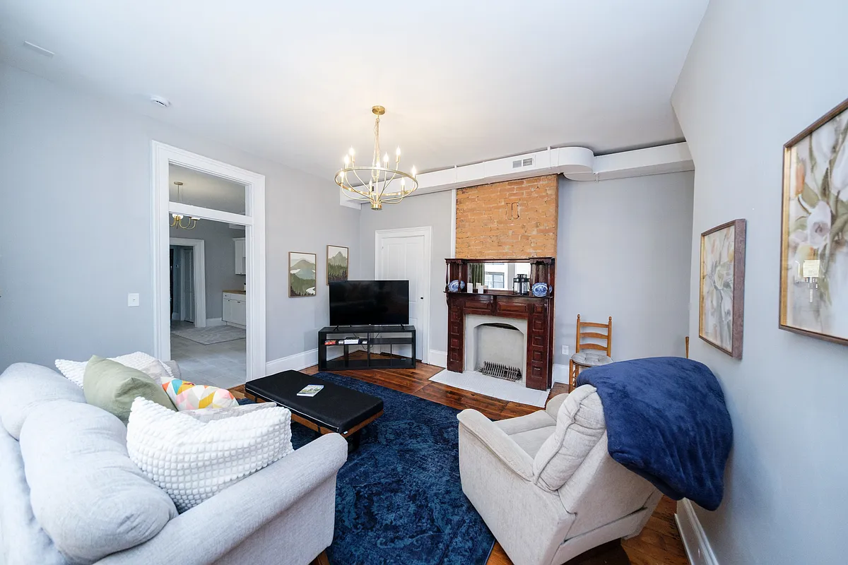 Family Room - 405 E 10th St