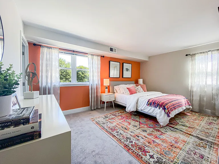 550 S Dupont Pkwy — Photo 26