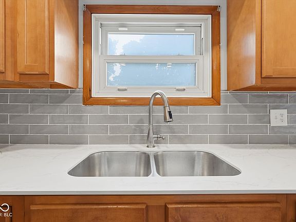 4th image of 875 W Highland Dr