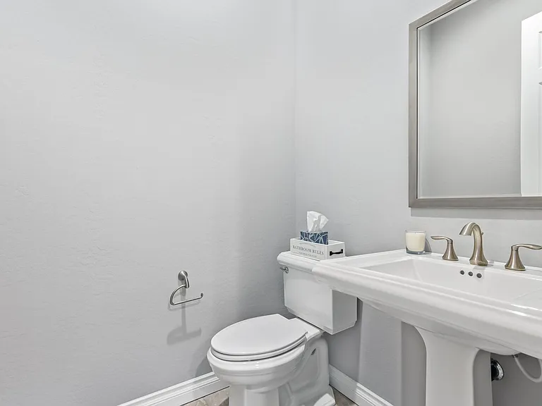 239 E Leverenz Ave — Photo 11