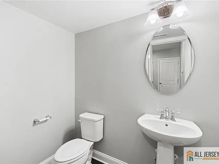 89 Isabelle Ct — Photo 5