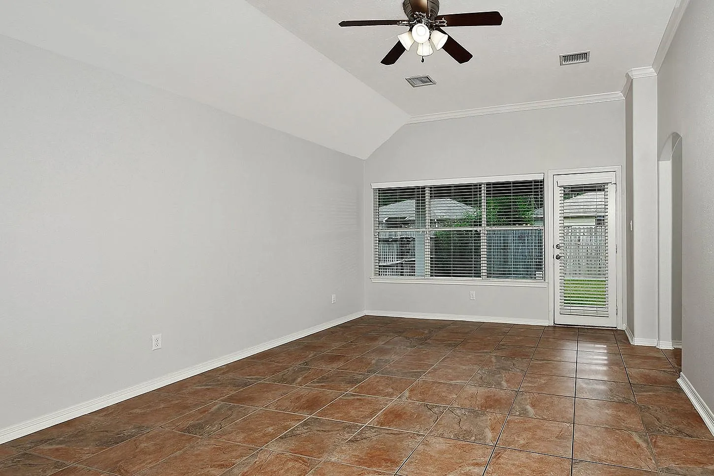 3 bed, 2.0 bath, 1383 sqft, $1,795 — Photo 4