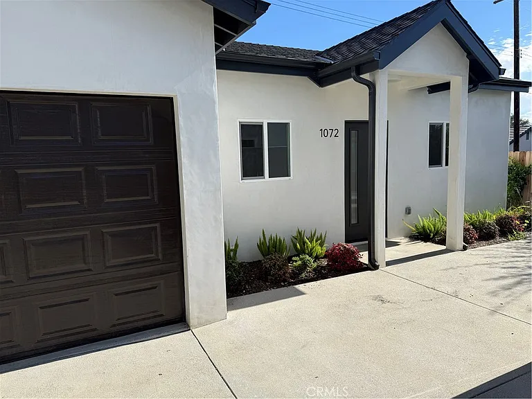1072 N Vinedo Ave — Photo 2