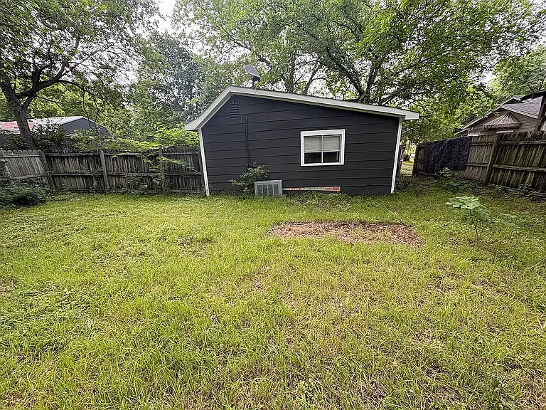 313 N Flat St — Photo 5