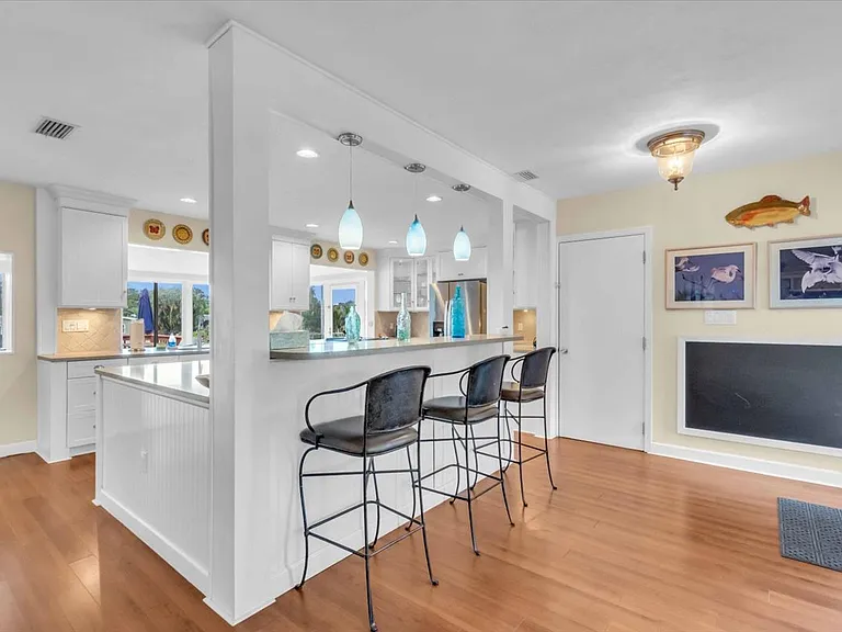 2732 Valencia Dr — Photo 1