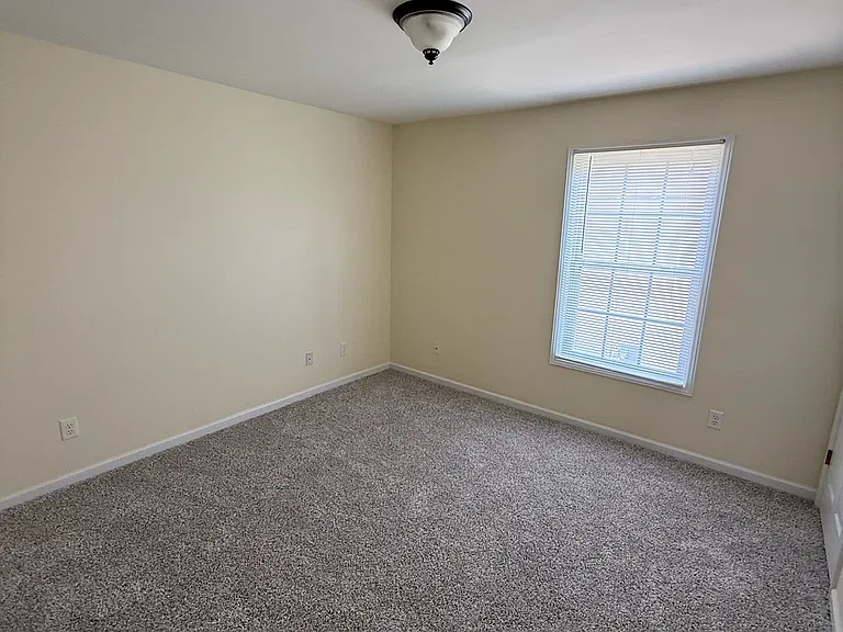 33 Cheltenham Dr — Photo 22