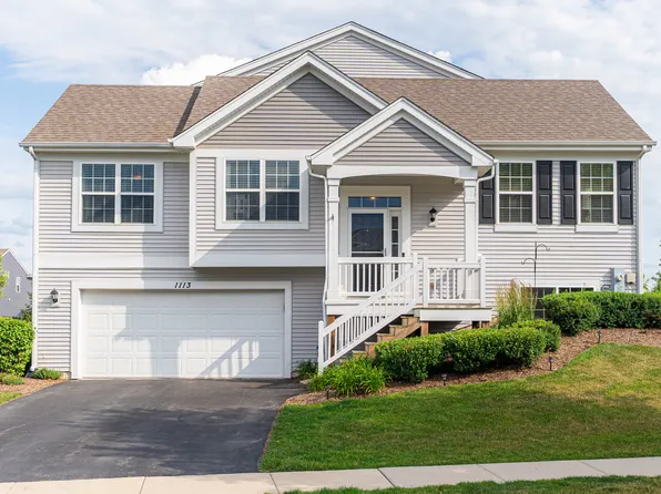 1113 Sapphire Ln, Pingree Grove, IL 60140