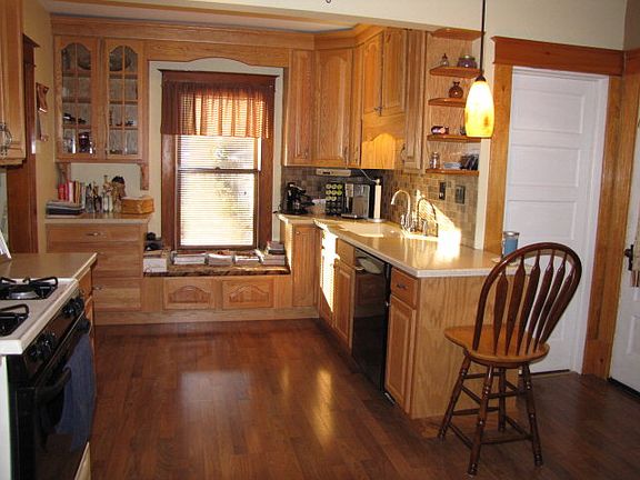 5th image of 74 Franklin St