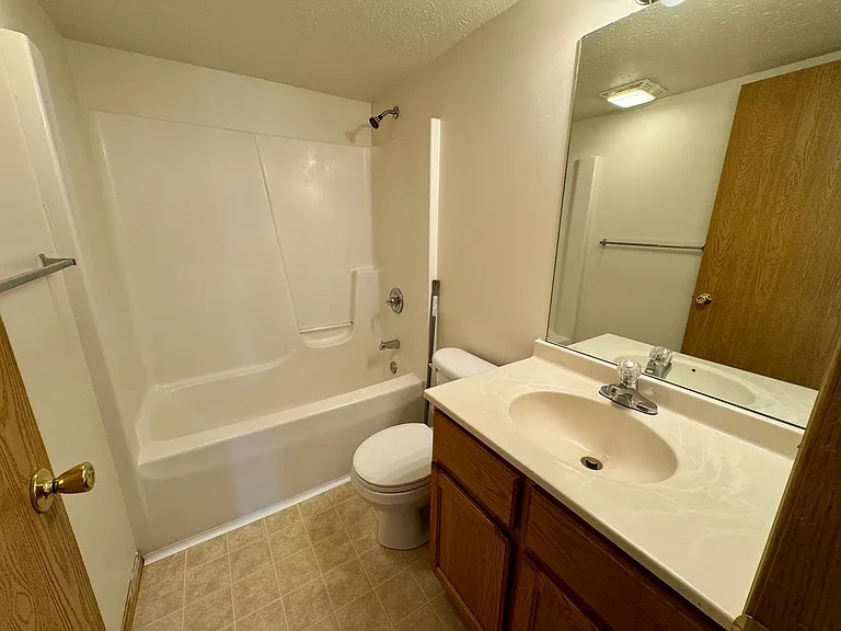 Lakeland Villa Apartments — Photo 40