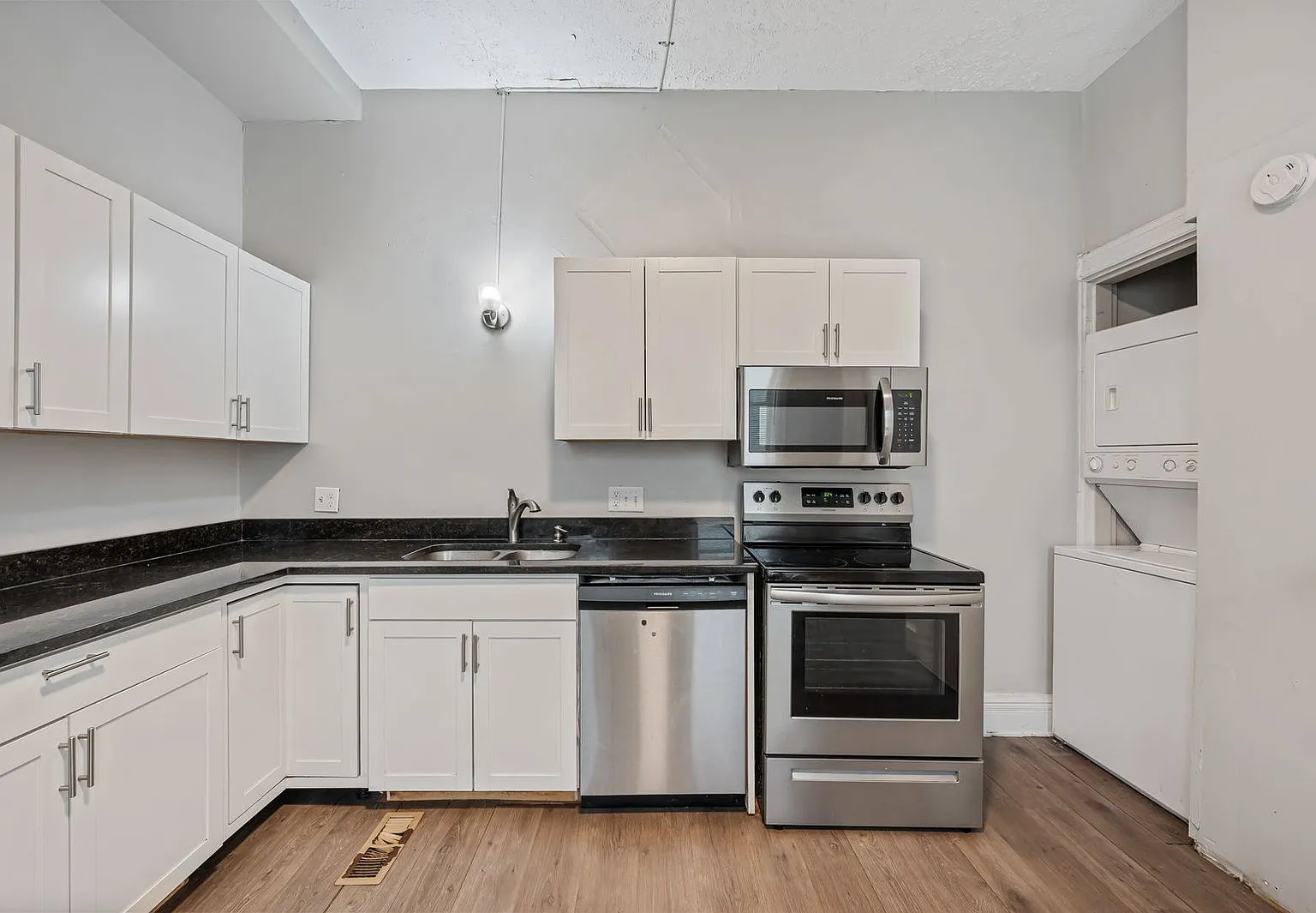 5 bed, 1.5 bath, $3,985 — Photo 3