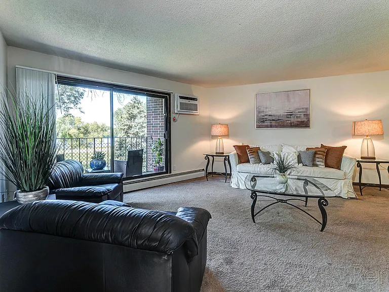 Lake Cove Village Apartments — Photo 37