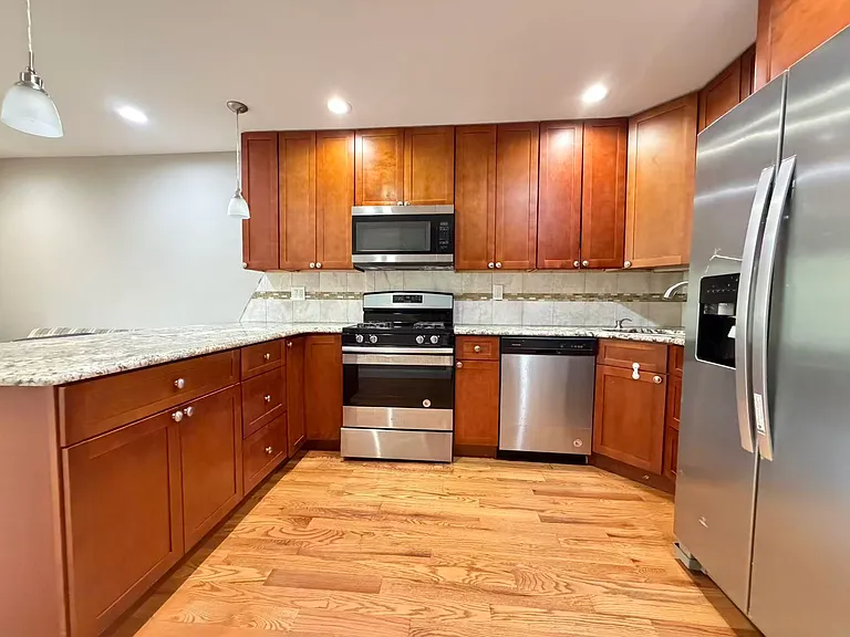 18 Hill St — Photo 2