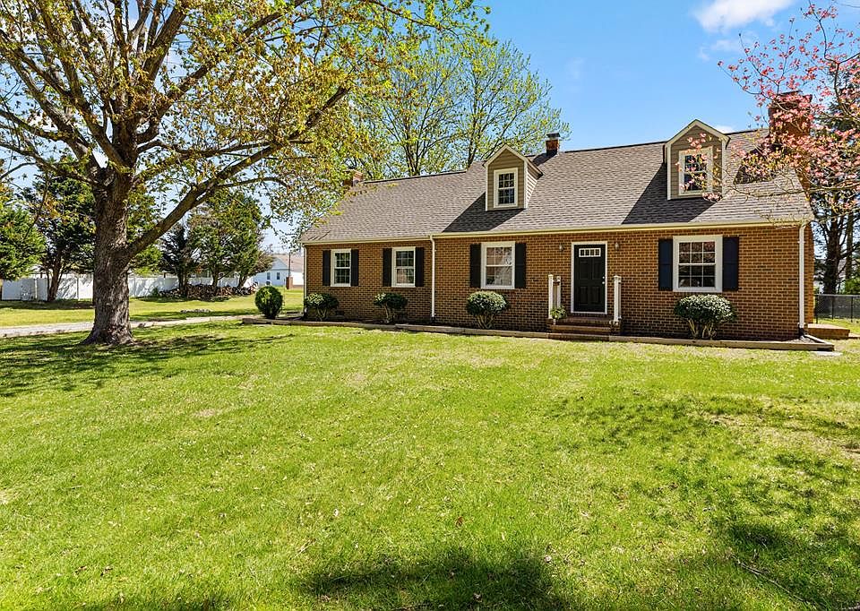 1st image of 325 Lakeside Dr
