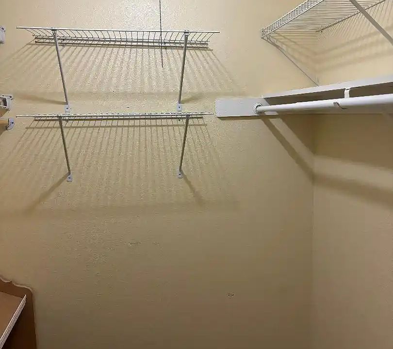 Master bedroom's Walkin closet