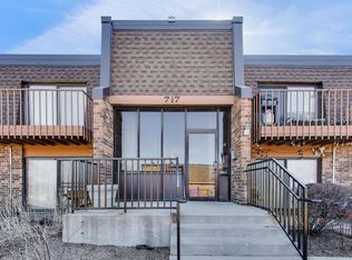 717 Killarney Ct APT 2D, Schaumburg, IL 60193