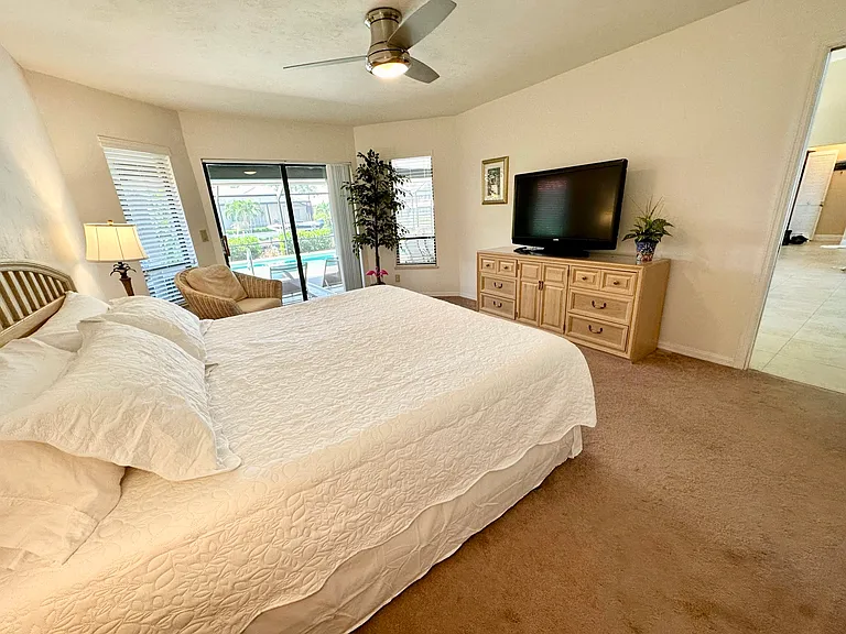 King master suite with direct access to lanai & pool