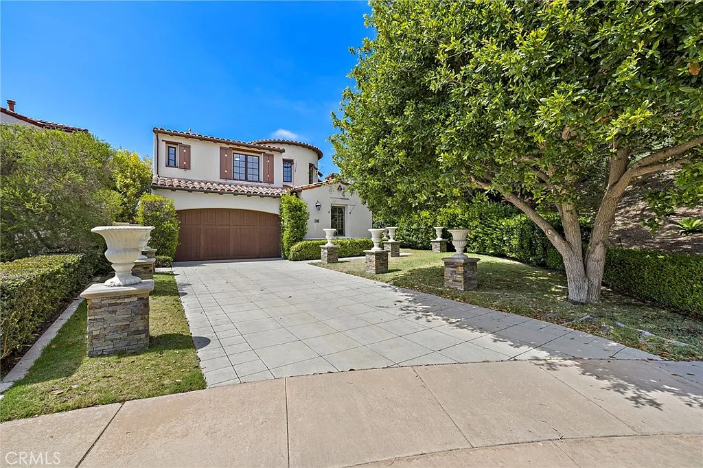 5 bed, 6.5 bath, 4087 sqft, $32,000 — Photo 2