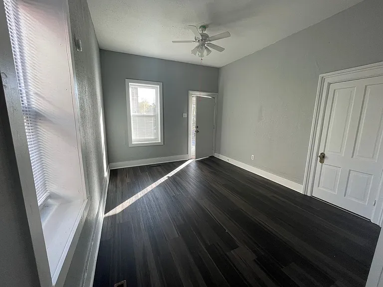 1023 Charles St — Photo 4