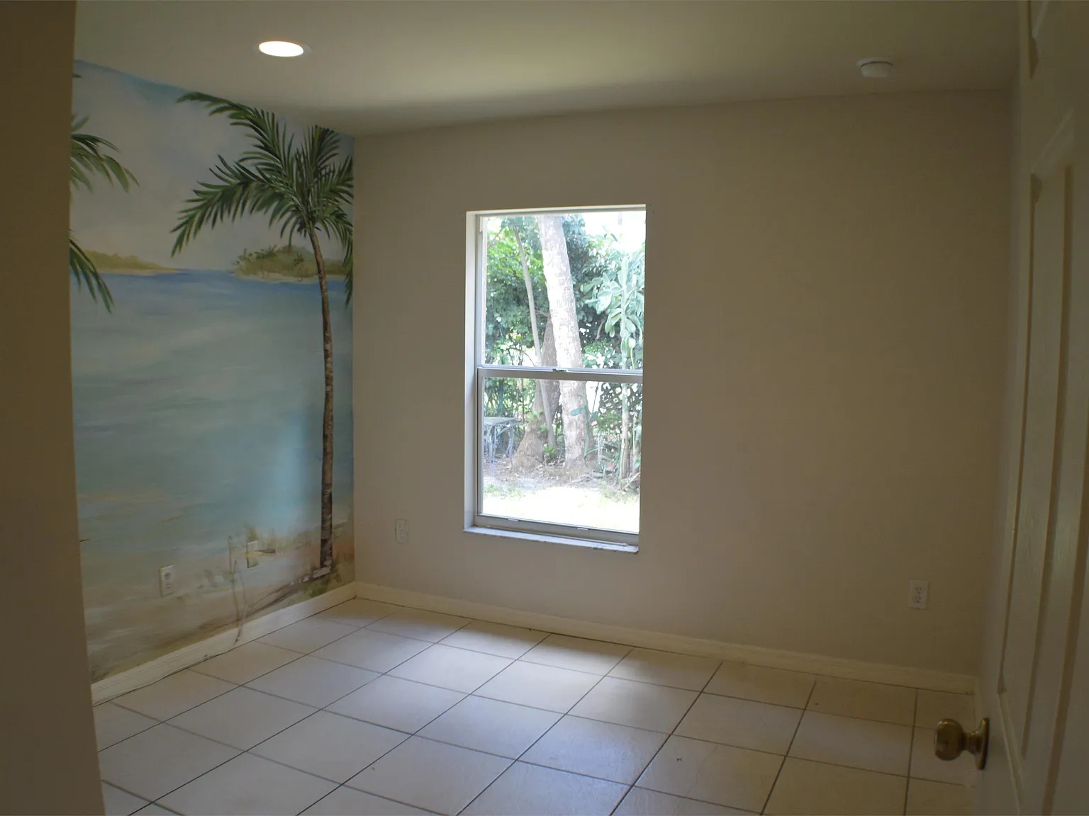 2925 Montclaire Ave Duplex - Unit A RM # 2 — Photo 2