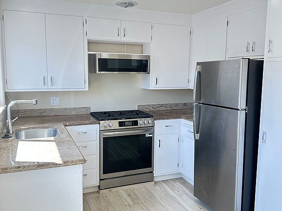 Updated Kitchen with Gas Range, Dishwasher, Microwave and Stainless Fridge