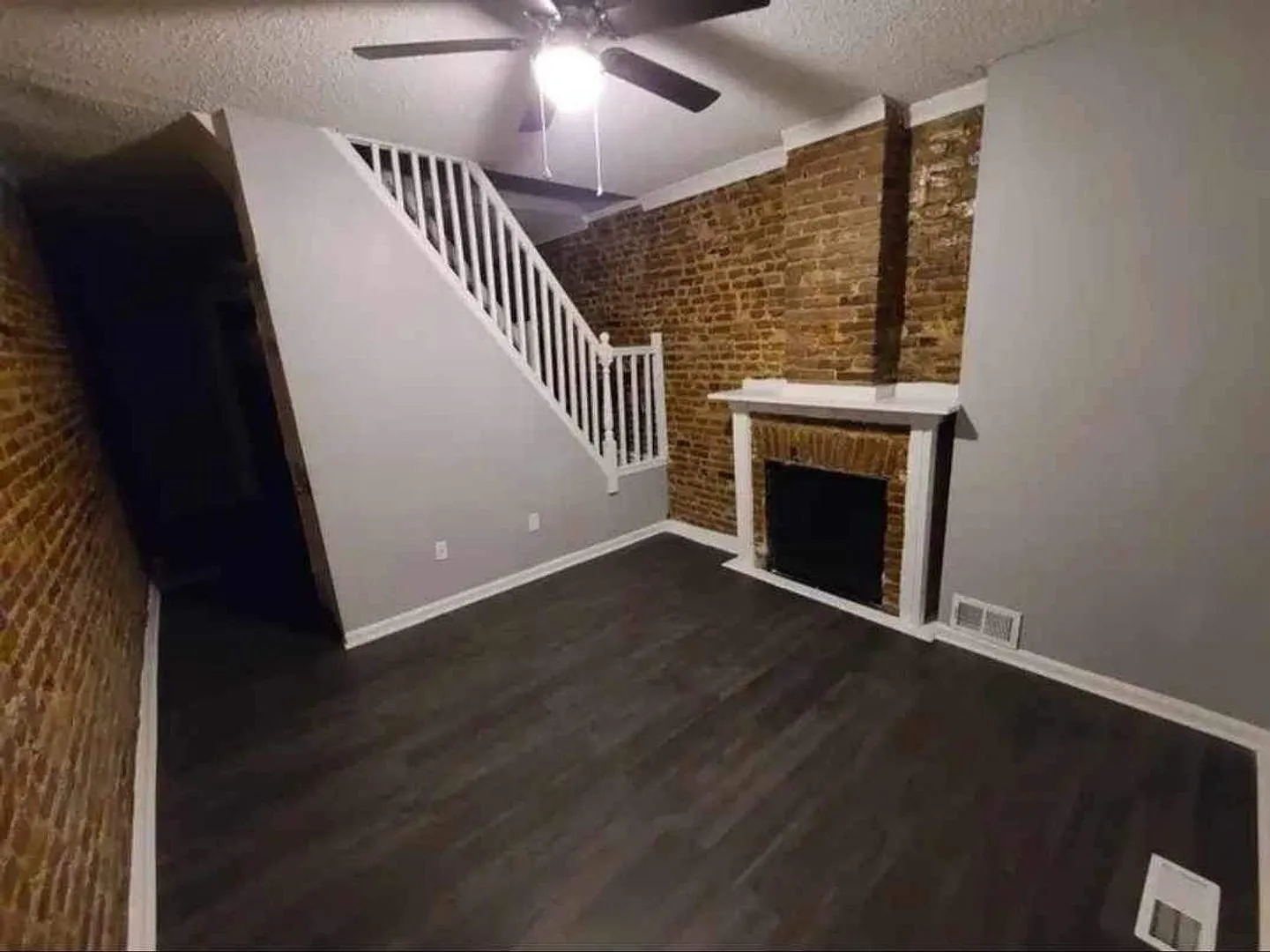 3 Bedroom 1 Bathroom Townhouse — Photo 3
