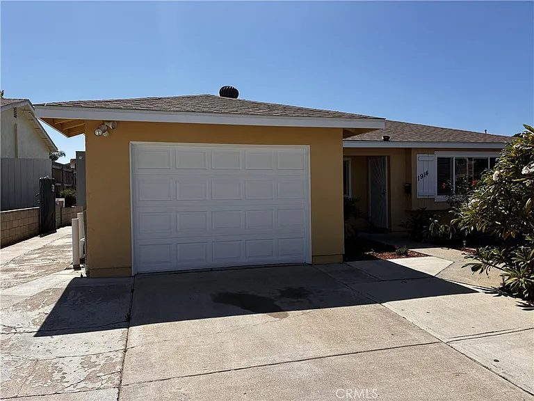1914 Altamont Ct — Photo 1
