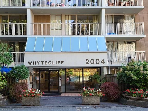 2nd image of 2004 Fullerton Ave #1501