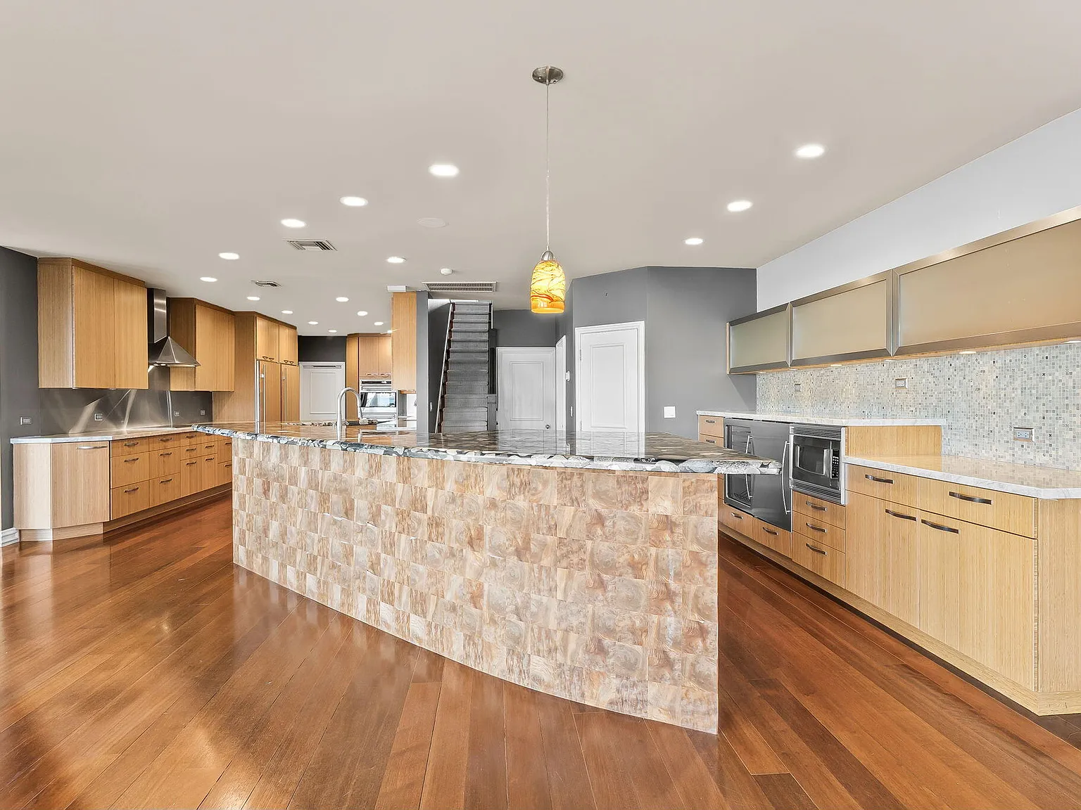5 bed, 7.0 bath, 6007 sqft, $37,000 — Photo 4