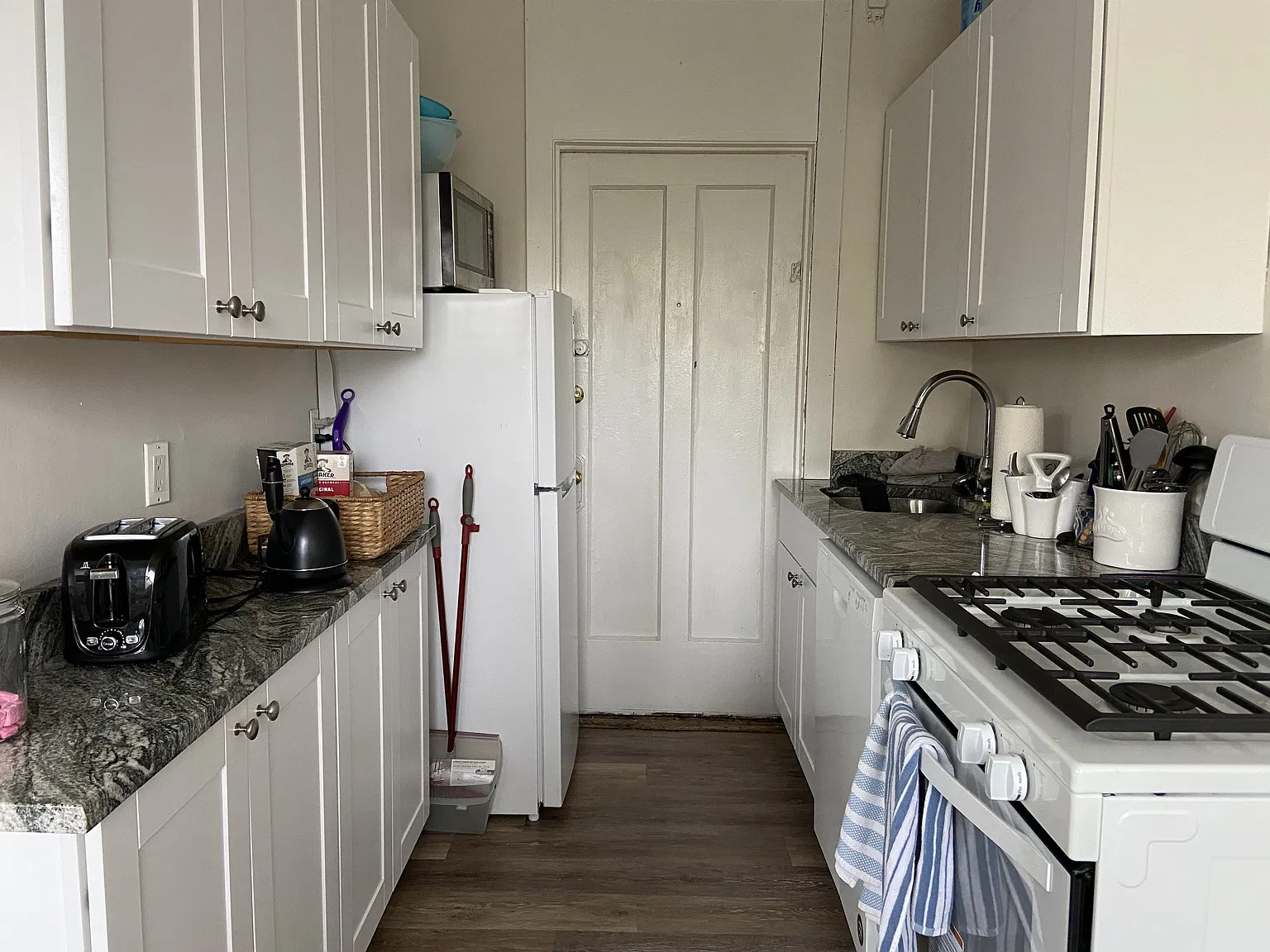 2 bed, 800 sqft, $2,200 — Photo 2